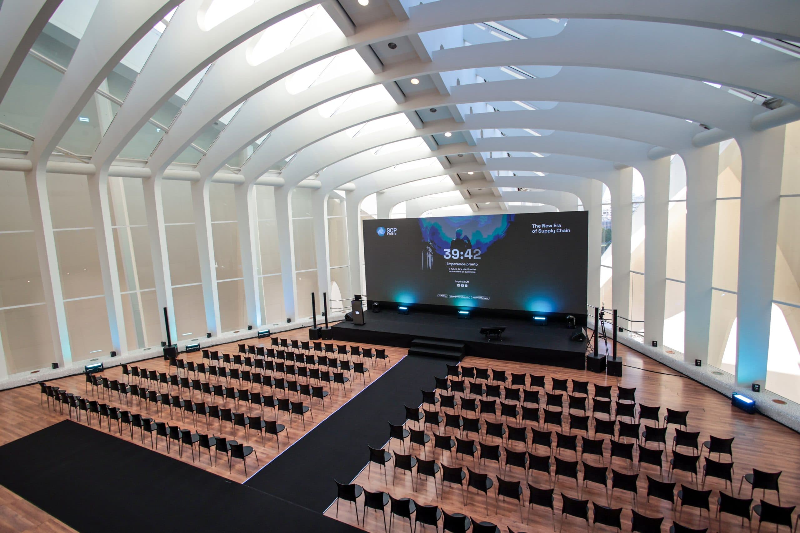 Render 3D del montaje de un evento corporativo en un auditorio